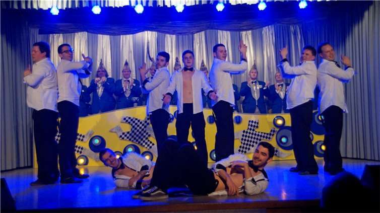 Sexy zeigte sich die Grau-Blaue Boygroup à la James Bond.