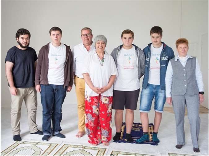 Seyran Ates mit den Firmlingen, Bundestagsvizepräsidentin Petra Pau und Katechet Günter Klein.Dorothee Deiss