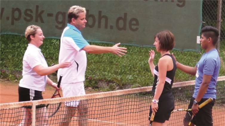 „Shake Hands“ nach erfolgreichem Sieg. Michaela Schür und Ingo Schneider (v.l.n.r.:) vom TC Steimel nehmen die Glückwünsche des Gegners entgegen.Dietrich Rockenfeller/TC Steimel