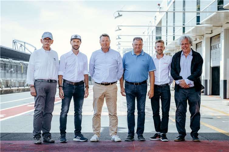 Shakehands anläßlich der Vertragsverlängerung am Nürburgring. v.l.n.r.: Wolfgang Schulz (Geschäftsführer CHRSN Sport GmbH), Ingo Böder (Geschäftsführer/CEO Nürburgring), Ralph Bahr (1. Vorsitzender CHRSN), Wolfgang Schratz (HMSC Wirtschafts-GmbH), Max Löhmer (Project Manager Nürburgring), Hubertus Graf von Dönhoff (Histomobil).  Foto: AvD-Oldtimer-Grand-Prix / Gruppe C