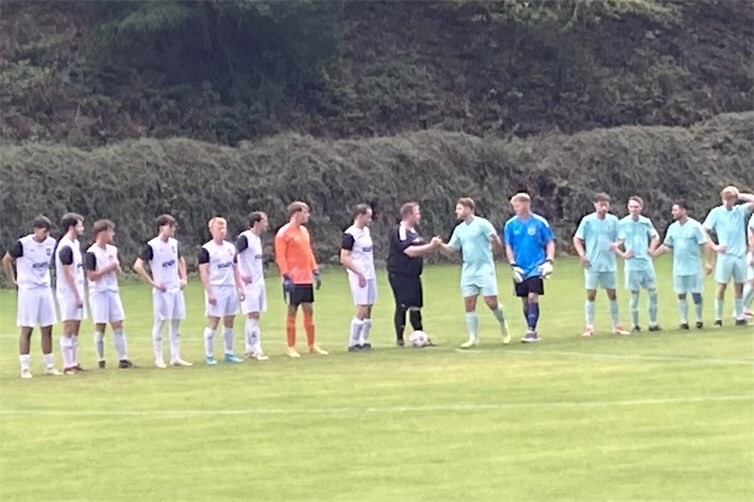 Shakehands vor dem Spiel folgte eine rauhe Gangart des Gästeteam.