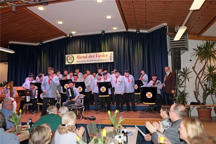 Shanty Chor Bretzenheim, mit Chorleiter Peter Mündnich, und Peter Körtgen (re.), der den Kontakt hergestellt hat. Fotos: Werner Dreschers