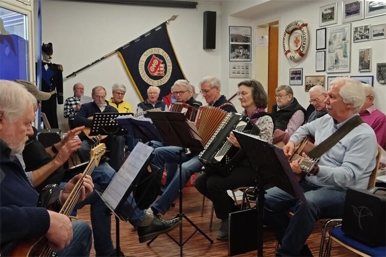 Shanty-Chor Lahnstein - Gruppenbild mit Dame.