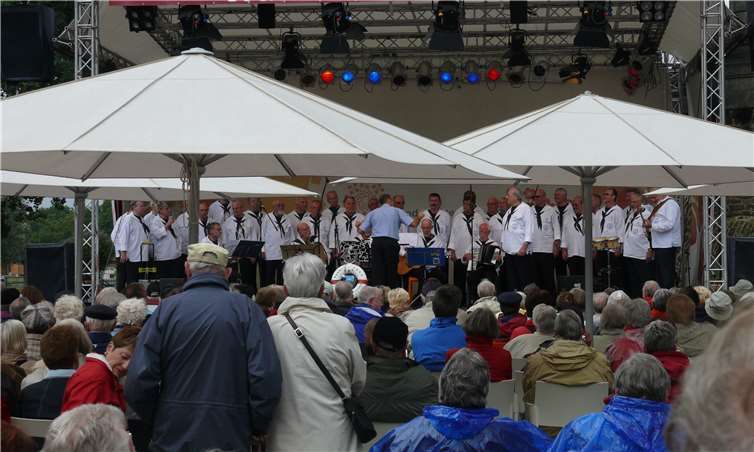 Shanty-Chor Lahnstein am 24. Juli 2011 beim Festival der Shanty-Chöre.