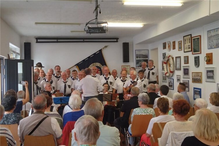 Shanty-Chor umrahmt die Veranstaltung