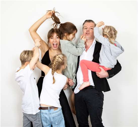 Shari und André Dietz mit ihren vier Kindern.  Foto: Catja Vedder.