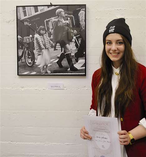 Sharon Gölden vor ihrem preisgekrönten Foto. privat