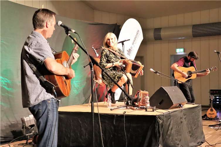 Sharon Shannon und Band waren zu Gast im Haus Hergispach Herschbach. Quelle: VG Selters