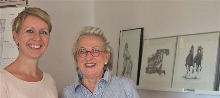 Sheona Hamilton-Grant mit einer Besucherin in ihrem Atelier. Gemeinde Wachtberg