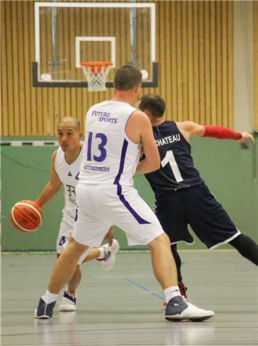 Sherwin Barrientos (am Ball) lenkte gegen Bonn und Rhöndorf gekonnt das Spiel und erzielte 15 Punkte.Foto: privat