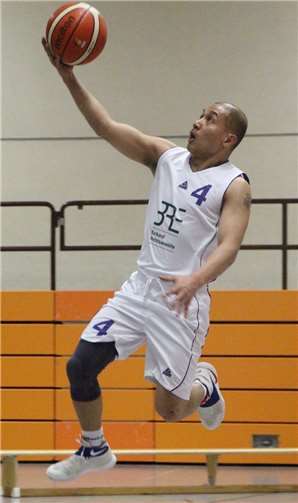 Sherwin Barrientos auf dem Weg zum Korb. Foto: privat