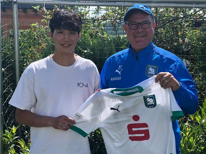 Shiki Hanyu wechselt aus Mendig nach Mülheim-Kärlich. Tom Theisen gab ihm vor dem Heimaturlaub schon einmal ein SG-Trikot mit ins Gepäck. Quelle: SG 2000
