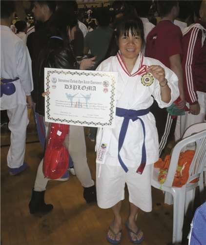 Shirley zeigt stolz ihre Goldmedaille