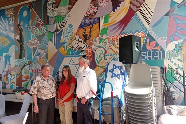 Shiur bei der Jüdischen Kultusgemeinde in Koblenz.Gemeinsam mit der Initiative BlickZurückNachVorn sind wir gerne der Einladung gefolgt. Im Bild von li. nach re.: Herr Ralf Kaspers, Frau Margret Müller, sowie Stefan Müller 
