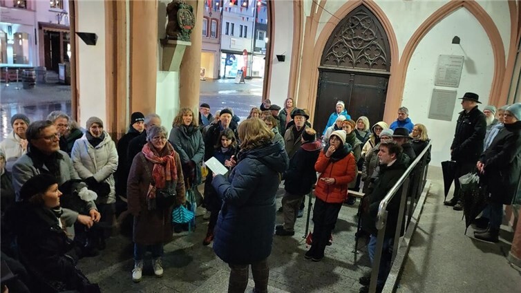 Shoahgedenken Montabaur – am Alten Rathaus beginnt Beatrix Künzer ihre Erläuterungen. Foto: Georg Poell