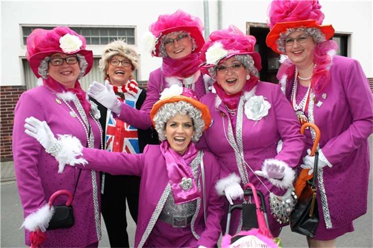 Shopping Queens zogen über die Heimbach-Weiser Einkaufsstraße