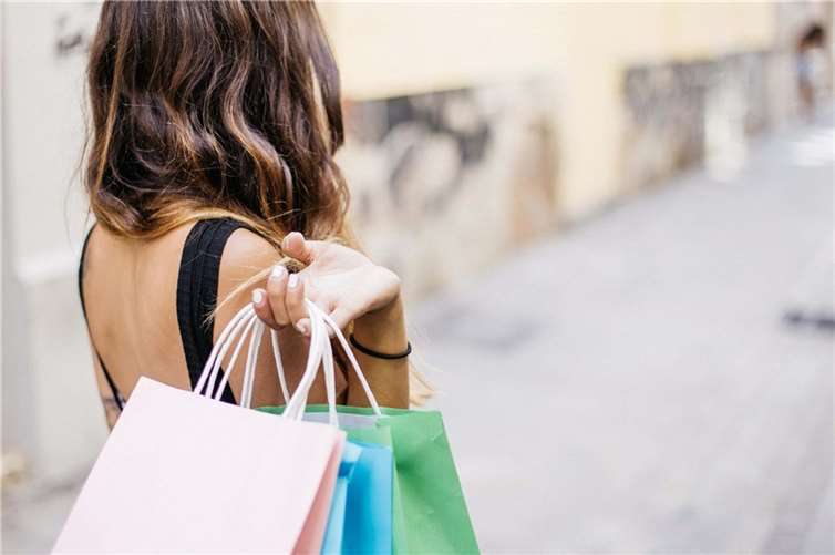 Shoppingfans kommen im Outletcity in Metzingen auf ihre Kosten. Foto: pixabay.com © gonghuimin468 (CC0 Public Domain)