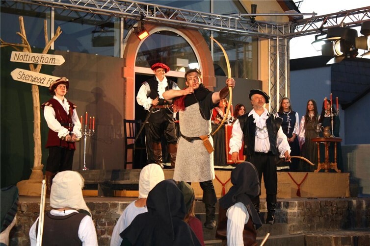 Showdown beim Wettkampf der Bogenschützen in Nottingham. Outlaw Robin Hood zeigt Guy von Gisborne dessen Grenzen auf.