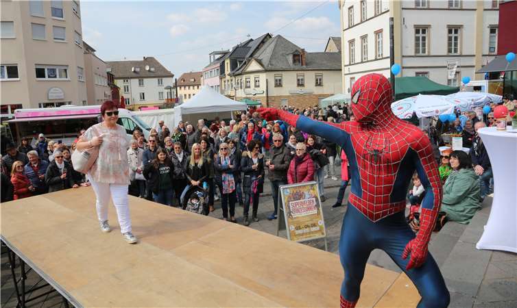 Showeinlage mit Marvels Spider-Man auf dem Laufsteg.