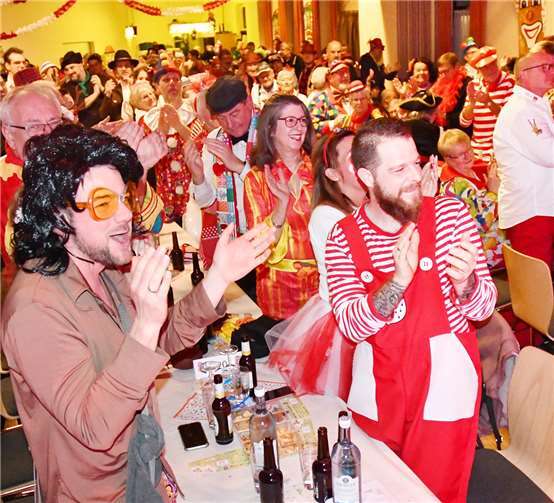 Showtänze und Karnevalsmusik heizten die Stimmung weiter an. Da hielt es niemanden mehr auf den Stühlen.