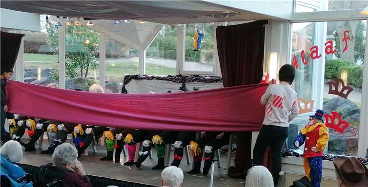 Showtanz einmal ganz anders: das Knieballett auf der Bühne im Maranatha.Foto: BL