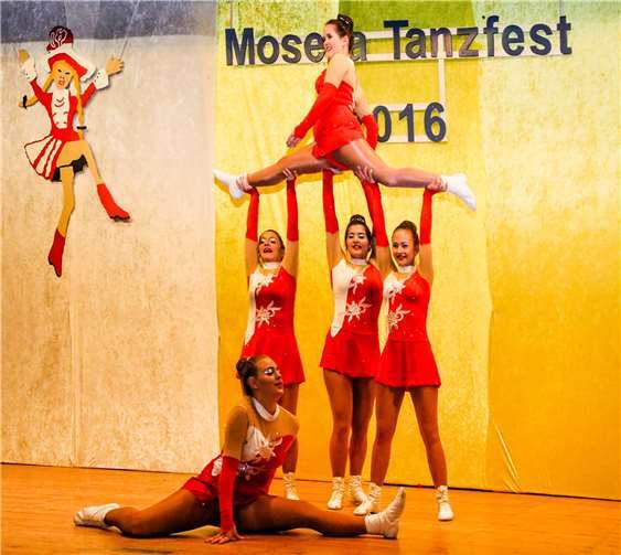 Showtanz vom Feinsten und fantasievolle Kostüme beherrschten die Bühne in der Schloßberghalle.