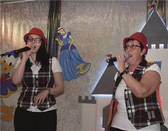 „Showtime“ mit den „Sunshine Singers“ Ulrike Held und Sandra Plitzko.