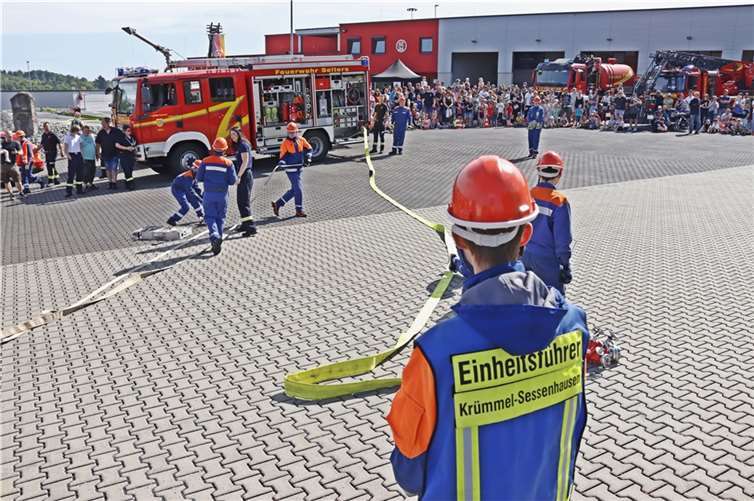 Showübung der Jugendfeuerwehren Krümmel-Sessenhausen und Selters . Foto: Rita Steindorf