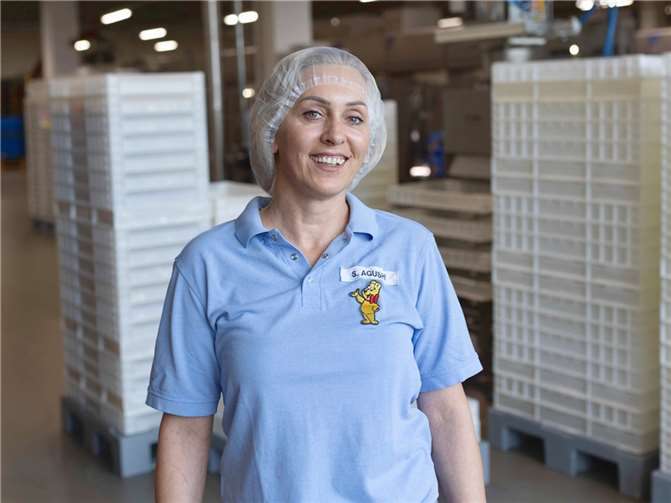 Shqipe Agushi, Wiegekraft in der Verpackung.