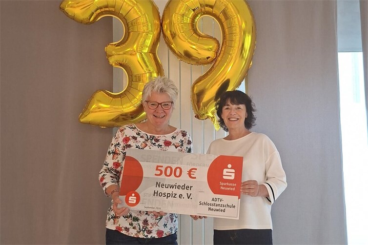 Sibylle Daumas (rechts)  freute sich, 500 Euro an Beate Christ vom Neuwieder Hospizverein zu überreichen. 