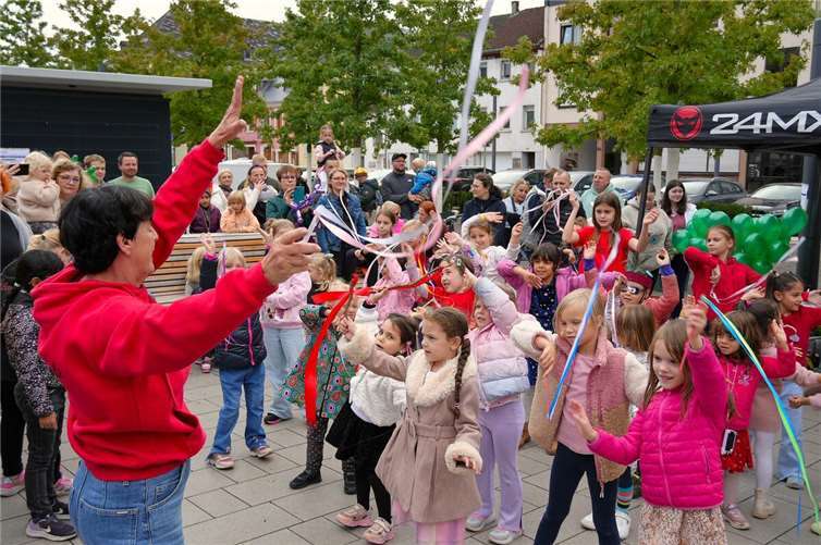 Sibylle Daumas zeigte mit den Kindern, was im Tanzatelier tolles einstudiert wurde.  Fotos: FF