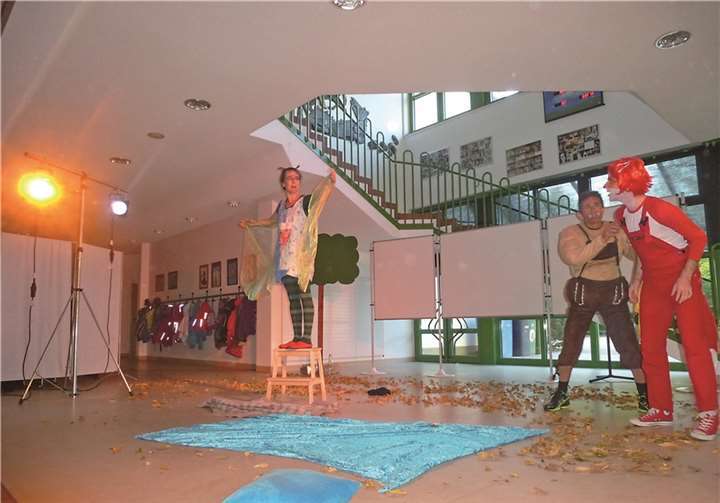 Sibylle Drenker Seredszus, Houshang Sani und Guido Kirst (v.l.) auf der Bühne.