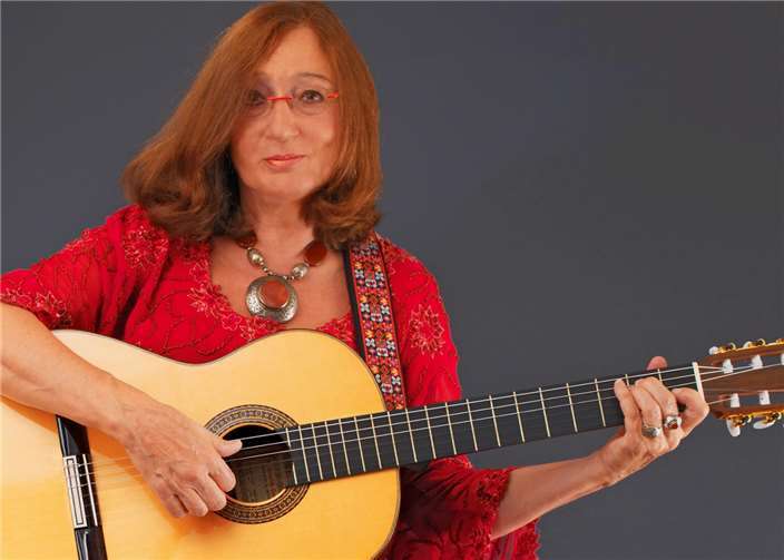 Sibylle Kynast interpretiert folkloristische Klänge und Gesänge. privat