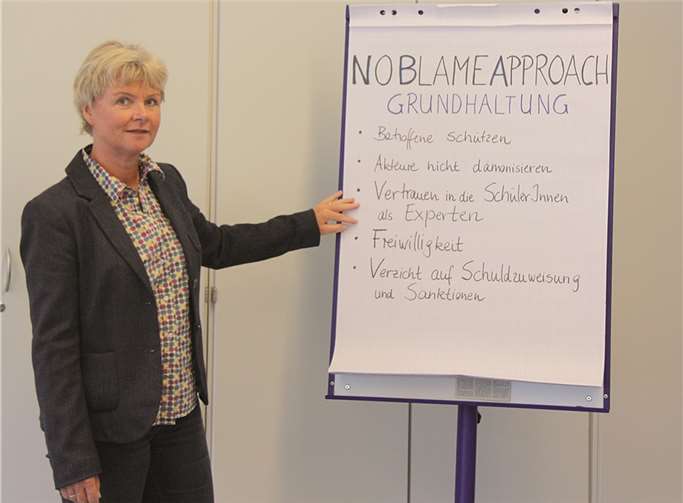 Sibylle Schäfer-Heuermann bei der Erläuterung der Inhalte.privat