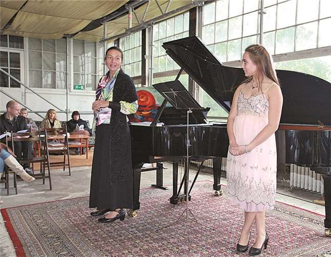 Sibylle Wagner am Klavier und Katharina Liebhardt Sopran. privat