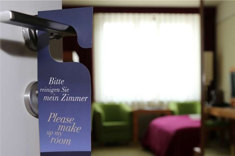 Sich einfach ins gemachte Bett legen können: Dafür sorgen in Nordrhein-Westfalen tausende Beschäftigte im Gastgewerbe. Auch sie sollen von steigenden Umsätzen in der Branche profitieren, fordert die Gewerkschaft NGG. NGG