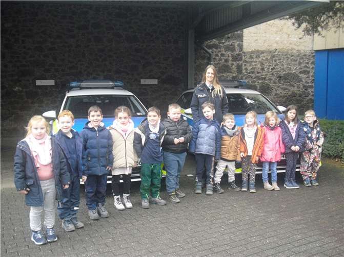 Sicher im Verkehr: die Kita Arche Noah erhielt Besuch von Frau Schmitz von der Polizei. Foto: Birgit Broz