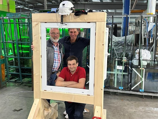 Sichere Fenster sind ein Baustein, um die eigenen vier Wände vor Einbrechern zu schützen (von links): Alfred Keip, Seniorensicherheitsberater VG Mendig, Georg Henzgen, Geschäftsführer WinTech Fenster, und (unten) Kriminaloberkommissar Simon Breuer, Fachbereich Zentrale Prävention des Polizeipräsidiums Koblenz. Foto: Stefan Pauly/VG-Verwaltung Mendig