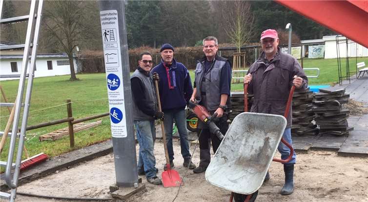 Sicherer ins kühle Nass: Neue dicke Fallschutzmatten installierten jetzt die Ehrenamtler unter der Rutsche. Foto: HVO