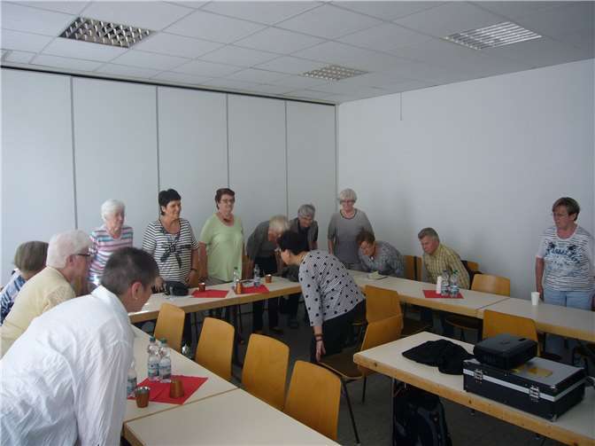 Sicheres Aufstehen trotz eingeschränkter Mobilität wurde gleich praktisch geübt.privat