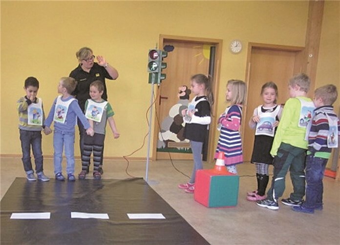 Sicheres Überqueren der Straße, mit und ohne Zebrastreifen und Ampel wurde in dem Training von den Kindern geübt. privat