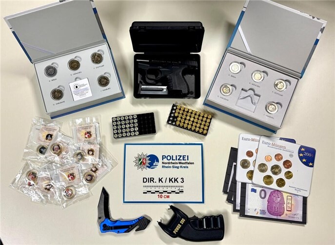 Sichergestellte Beute und Waffen. Foto: Polizei Rhein-Sieg-Kreis