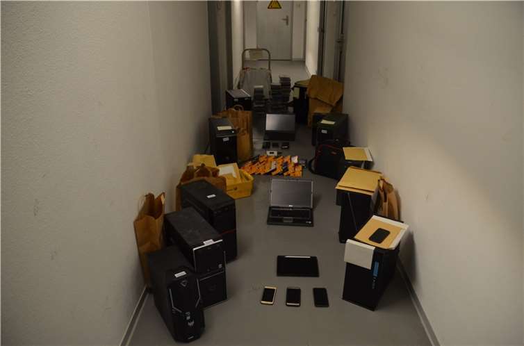 Sichergestellte Datenträger. Foto: Polizei
