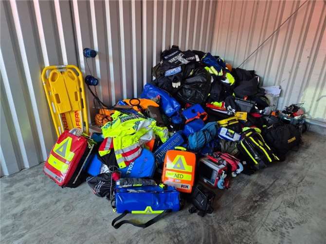 Sichergestellte Uniform- und Ausrüstungsteile. Foto: Polizei