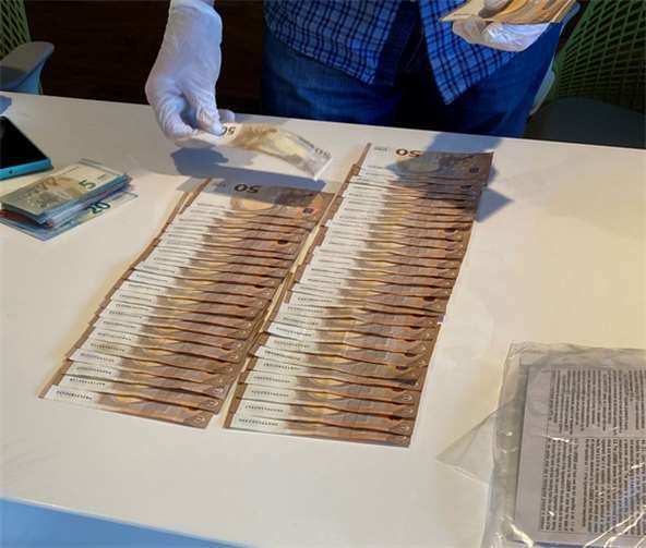 Tausende Anleger betrogen: Bande machte 150 Millionen Euro Umsatz Sichergestelltes Bargeld. Foto: © Polizei RLP