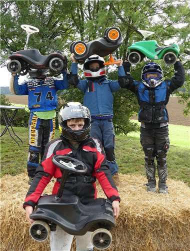 Sicherheit geht vor. Auch beim Rennen der Plastikboliden benötigen die Piloten die richtige Ausrüstung. Foto: TE