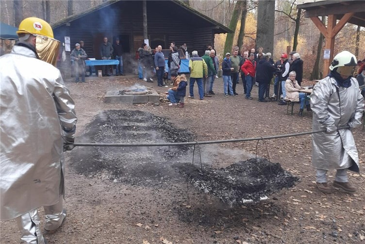 Sicherheit geht vor: Das gilt auch für die Zubereitung des traditionellen Aschenbraten in Höhr-Grenzhausen. Foto: Peter Steinmetz