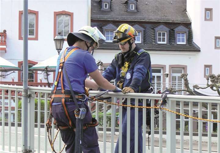 Sicherheit hat höchste Priorität. Dies gilt für das Abseilen der Einsatzkräfte ebenso wie für das Retten und Bergen der Verunglückten.TE