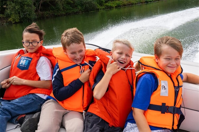Sicherheit steht an oberster Stelle beim Bootfahren. Deshalb haben die Kinder im Boot zu ihrer Sicherheit selbstverständlich immer die Rettungswesten vorschriftsmässig angelegt.
