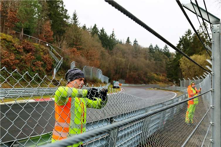 Grünes Licht für den Saisonstart auf dem Nürburgring Sicherheit wird am Nürburgring groß geschrieben. Deshalb wurde auch dieses Jahr wieder neuer FIA-Fangzaun installiert - 300 Meter im Bereich Kallendhard / Wehrseifen. Foto: Nürburgring